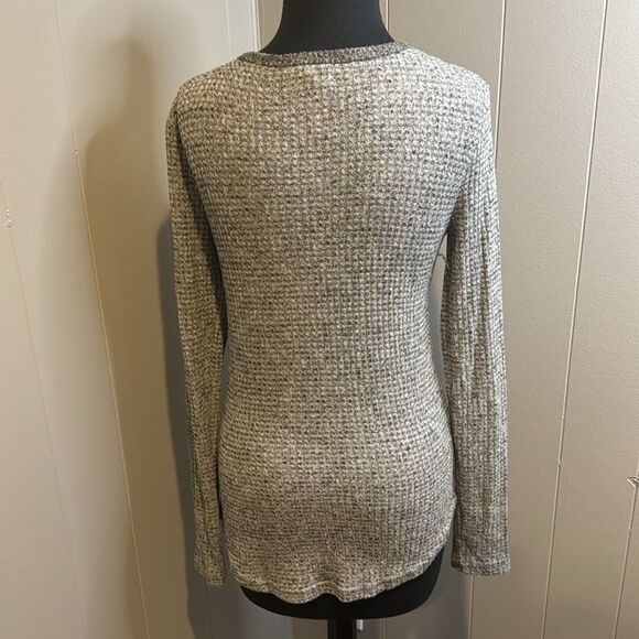 Mystree heather gray super soft & stretchy thermal scoop neck henley. Small. - Picture 4 of 6